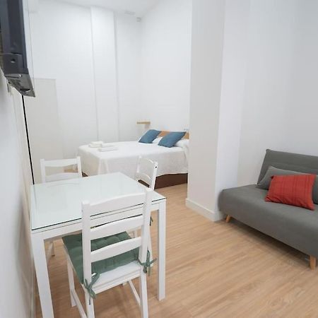 Estudio A Estrenar En San Bernardo Sevilla Exterior foto