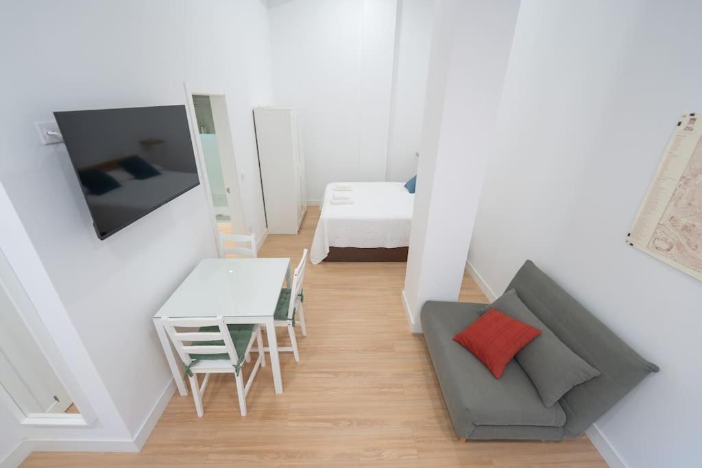 Estudio A Estrenar En San Bernardo Sevilla Exterior foto