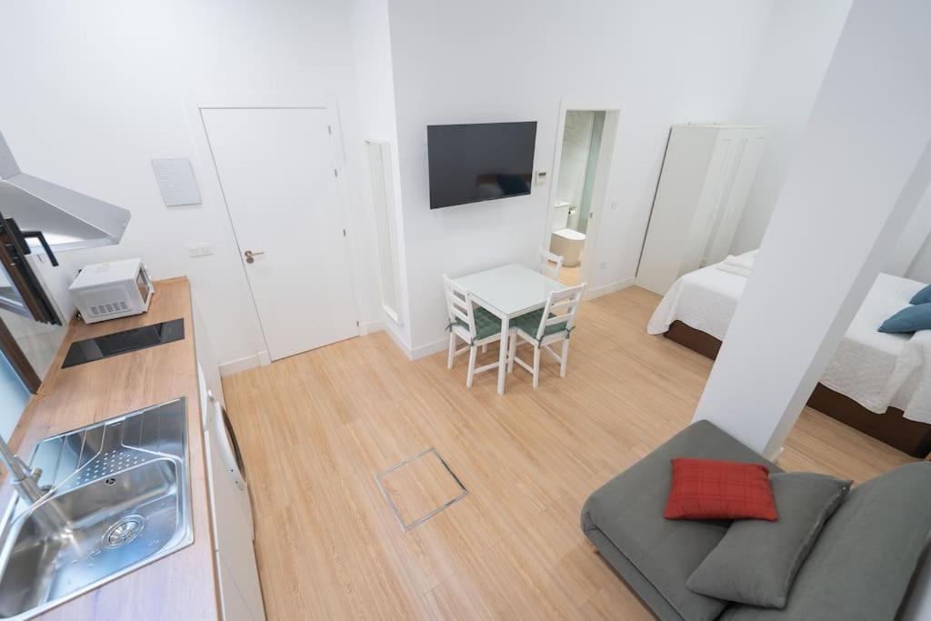 Estudio A Estrenar En San Bernardo Sevilla Exterior foto